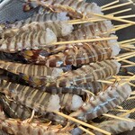 天然本マグロ丼専門店 司 - 車海老の串うち終わりましたとのお知らせ。「さっきまで生きてたのにごめんね。明日の朝ボイル、それにしてもめちゃくちゃ車海老高かった！それでもエビは車海老じゃなきゃダメ」らしくてこだわりが伝わります。