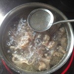 KAGURA - どて焼きを作ろうとスジ肉を下処理してます。