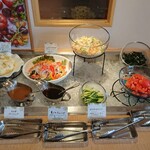 ナチュラルガーデン - ポテトたっぷりマカロニサラダ、ローストビーフサラダ、彩り野菜、ドレッシング(サウザンアイランド、玉ねぎドレッシング、青じそドレッシング)