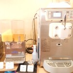 ナチュラルガーデン - ソフトクリーム(黒蜜←ネームプレートあるけど無い？、きなこ)