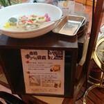 ナチュラルガーデン - 花畑豆腐、揚げ出し豆腐(黒い皿:棚に隠れて見えない)