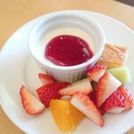 ナチュラルガーデン - 自家製豆乳入りパンナコッタにブルーベリーソース、豆乳パウンドケーキ？スポンジケーキ？、フルーツは補充無しでこれだけしか取れず