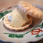 茜坂大沼 - 金柑アイスと求肥の最中。うんまぁ!!金柑の種まで入れているそう。苦味はなく香り高い。