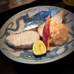 茜坂大沼 - 焼物は明石の鰆。ふっくらしっとり。焼物は本当に美味しいです♡　リンゴと大根の染め粗おろしでいただきます。