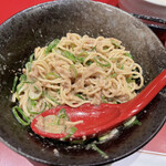 くにまつ＋武蔵坊 - まずは20回ほど麺を混ぜます。胡麻の良い香り！