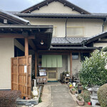 たから - 店舗外観。駐車場は店前に完備です。