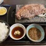 石焼ステーキ 贅 - 食べ比べコンビステーキ¥2480、特別セット＋¥390