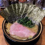 横浜家系ラーメン 三郷家 - ラーメン750円濃いめ多め。海苔増し100円。