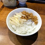 横浜家系ラーメン 三郷家 - 無料ライスも美味しい。