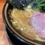 横浜家系ラーメン 三郷家 - マイルドで旨味の濃いスープ。