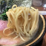 横浜家系ラーメン 三郷家 - 大橋製麺多摩の中太麺。