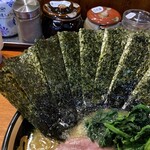 横浜家系ラーメン 三郷家 - 海苔増しは5枚100円。