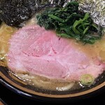 横浜家系ラーメン 三郷家 - 肩ロースのチャーシューはほんのりスモーク。