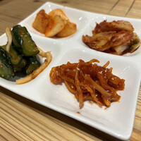 焼肉やまと - キムチ盛り合わせ。スルメキムチ最高！