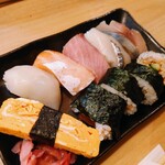 Fujiya - 令和5年1月 ランチタイム
                      寿司定食 850円
                      にぎり寿司6貫、巻き寿司4貫、小鉢、うどん
