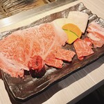 薩摩焼肉　黒桜 - 「大判ロースの黒桜ランチセット」のお肉！