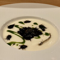 Sognando - カリフラワーのクリームスープ、イカのスミ煮添え
                スミイカの身が細かく入り、イカスミの風味がするクリームスープは独特な風合いですが、カリフラワーの甘みと自然な重なりで美味しいスープでした♪