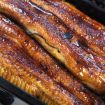 うなぎ亭 友栄 - 肉厚な割には口の中でほぐれていく