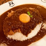 カレーのエース - ポークカツカレー生卵のっけ