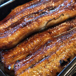 うなぎ亭 友栄 - タレは甘さより重ねた年月の重みを感じる