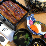 うなぎ亭 友栄 - このテカリと匂いが心をくすぐる。