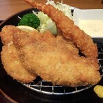 炭焼治郎 - ミックスフライ定食1200円
