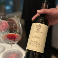 アンティカ オステリア デル ポンテ - ピエモンテのワイナリーを直接訪ねたことがある、思い出の造り手。マルティネンガは、そのモノポール。
                    少しツンとした素っ気なさと、バルバレスコらしい女性的なエレガンスを備えたクール・ビューティ(^^)