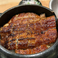 まるや本店 東京ミッドタウン店 - 昼御膳さかえ４３５０円、ひつまぶし上変更＋２２００円。この迫力は「上」ならではです。香ばしく焼かれた鰻、御飯、薬味が渾然一体となり、とーっても美味しくいただきました（╹◡╹）（╹◡╹）