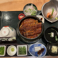 まるや本店 東京ミッドタウン店 - 昼御膳さかえ４３５０円、ひつまぶし上変更＋２２００円。お刺身、サラダもハイレベルです。薬味はおかわり自由です。左上の不自然な空間は、うまきです。