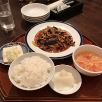銀座ブルーリリー ステーキ&チャイニーズレストラン - 茄子と豚肉の甘辛味噌炒め 1,180円(税込)
                    スープ、前菜、お新香スープまでついてリーズナブル。
                    後からじわじわくる辛さです。旨い! 銀座ブルーリリー ステーキ&チャイニーズレストラン - 茄子と豚肉の甘辛味噌炒め 1,180円(税込)
                    スープ、前菜、お新香スープまでついてリーズナブル。
                    後からじわじわくる辛さです。旨い!
