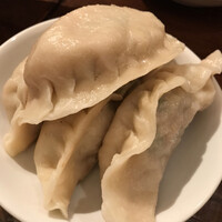 銀座ブルーリリー ステーキ&チャイニーズレストラン - 大きさ、伝わりますかね…普通の世の中の餃子の二倍!皮も分厚いので水餃子もきっと美味しいはず。 銀座ブルーリリー ステーキ&チャイニーズレストラン - 大きさ、伝わりますかね…普通の世の中の餃子の二倍!皮も分厚いので水餃子もきっと美味しいはず。