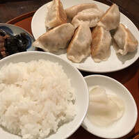 銀座ブルーリリー ステーキ&チャイニーズレストラン - 大餃子定食(8個) 1,300円(税込)
                    前菜、お新香、スープ付きで餃子は10個、6個も。
                    二人とも食いしん坊だから8個頼んでしまいましたが
                    6個でも充分のサイズでしたね…オホホ! 銀座ブルーリリー ステーキ&チャイニーズレストラン - 大餃子定食(8個) 1,300円(税込)
                    前菜、お新香、スープ付きで餃子は10個、6個も。
                    二人とも食いしん坊だから8個頼んでしまいましたが
                    6個でも充分のサイズでしたね…オホホ!