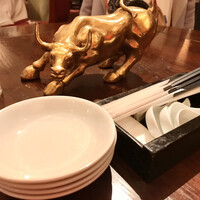 銀座ブルーリリー ステーキ&チャイニーズレストラン - テーブルには金の牛と黒の牛が鎮座しております
                    不思議な内装…ステーキの牛さんなのかな? 銀座ブルーリリー ステーキ&チャイニーズレストラン - テーブルには金の牛と黒の牛が鎮座しております
                    不思議な内装…ステーキの牛さんなのかな?