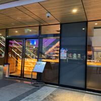 THE RIGOLETTO - 2023/01 MIYASHITA PARKのRAYARD MIYASHITA PARK Northの向かい…明治通りに面した店舗、事務所、共同住宅などからなる複合施設 渋谷キャストのグランドフロア［地下1階］／１階に位置する