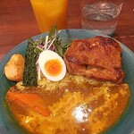 あじとや - キーマクリームチキンカレー。ひき肉見えてないけど人参の下にたっぷりあります。