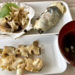幸進丸水産 - つぶ貝刺身　生牡蠣　つぶ貝焼き　サザエ焼き　サービス品汁物