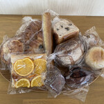 天然こうぼぱん とことこ - いつも、MEGUMI姉さんが、袋詰めしてくれてるんです!