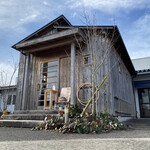 天然こうぼぱん とことこ - 奥の工場とのアンバランス感が、絵になりますよねぇ〜‼︎