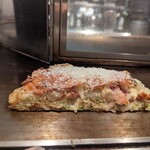 Toda Wataru No Okonomiyaki Sante Kan - ホエー豚の厚切りベーコンポテトチーズ（半分に切ったところ）