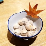 居酒屋ちょろっと - 塩炙りぎんなん：300円