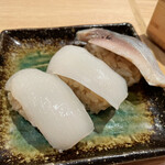 Sushi Sake Sakana Sugi Tama - 右がシメサバ、左二つがイカ