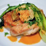 フレンチレストラン 神楽坂 ル コキヤージュ - 若鶏のポアレ 皮がパリパリの熱いうちにどうぞ