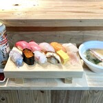 Sushi katuta - 鮨1,500円はアラ汁付き／ビールは西友で購入したものを持込み