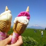ジェラート　赤シソシャーベット＆白花豆　アスパラミルク＆とうもろこし　各330円