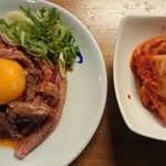 焼肉ホルモン こてつ - 炙りユッケ、白菜キムチ