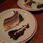 Bar Spesso - 炙ったカマスとタプナードが絶品の前菜。これも２皿で一人前。