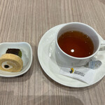 ホテル阪急レスパイア大阪 - ロールケーキと抹茶のケーキと紅茶。