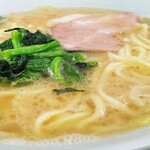 横浜らーめん 本牧家 - ラーメン並固め多め(近景)