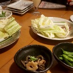 炭火屋りどり - お通し！1人ひと皿のキャベツと小皿！