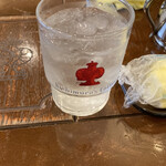 神戸にしむら珈琲店 - お水も机もお馴染みのマーク